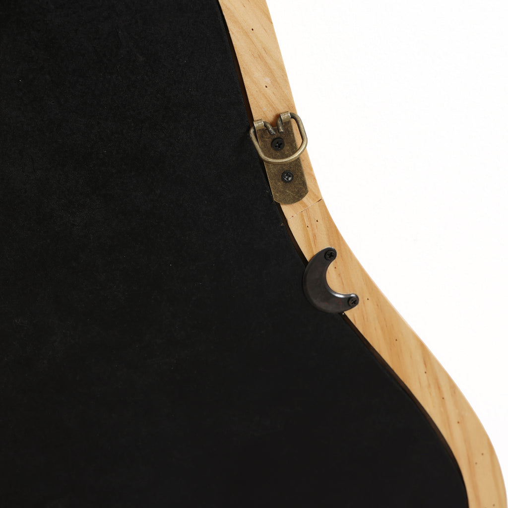 Wandspiegel mit organischer Form und Kiefernholzrahmen