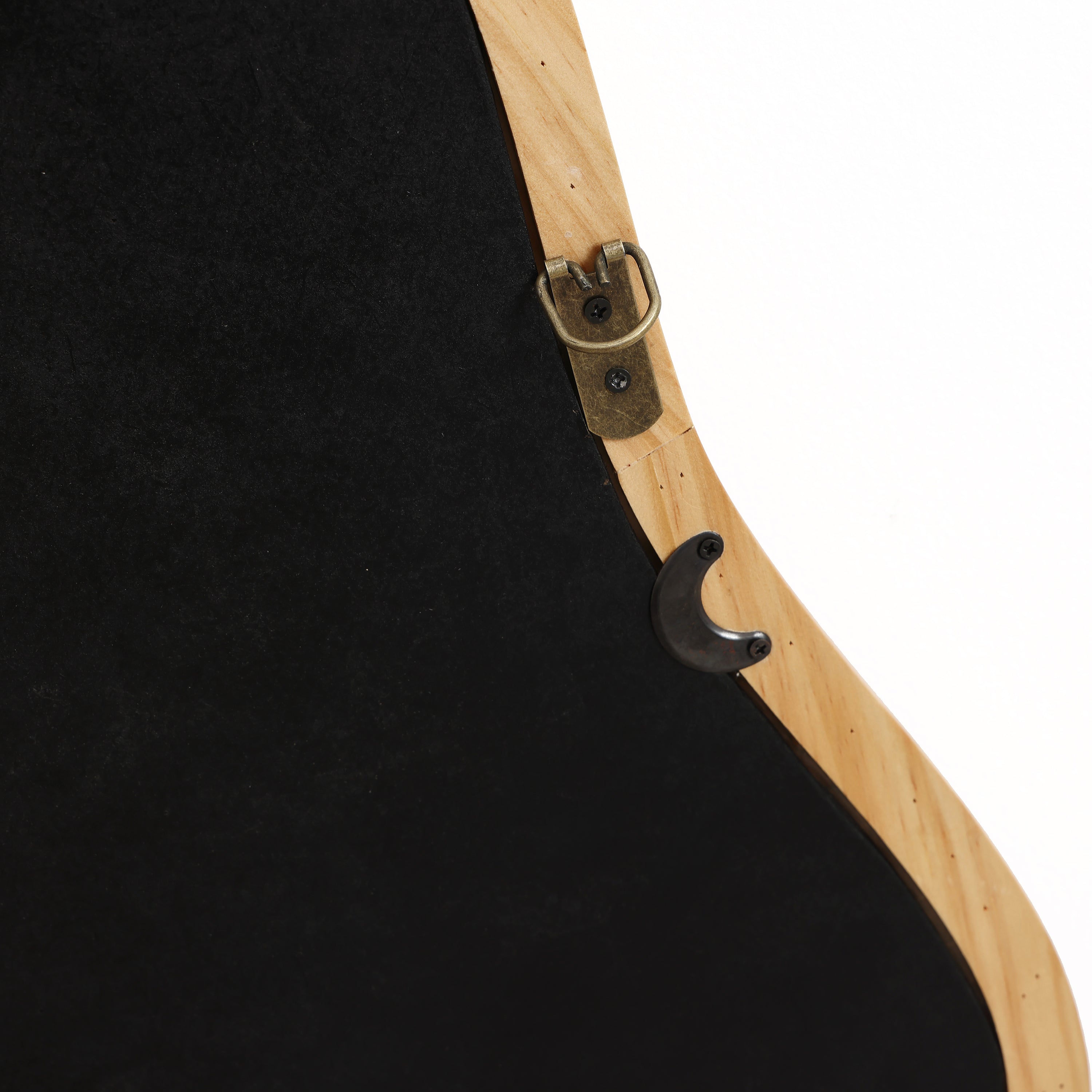 Wandspiegel mit organischer Form und Kiefernholzrahmen