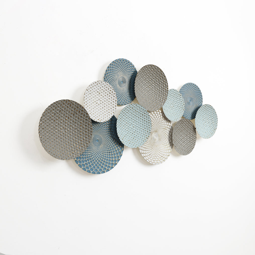 Künstlerische Wanddeko aus Metall – Kreise in sanften Pastellfarben