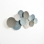 Künstlerische Wanddeko aus Metall – Kreise in sanften Pastellfarben