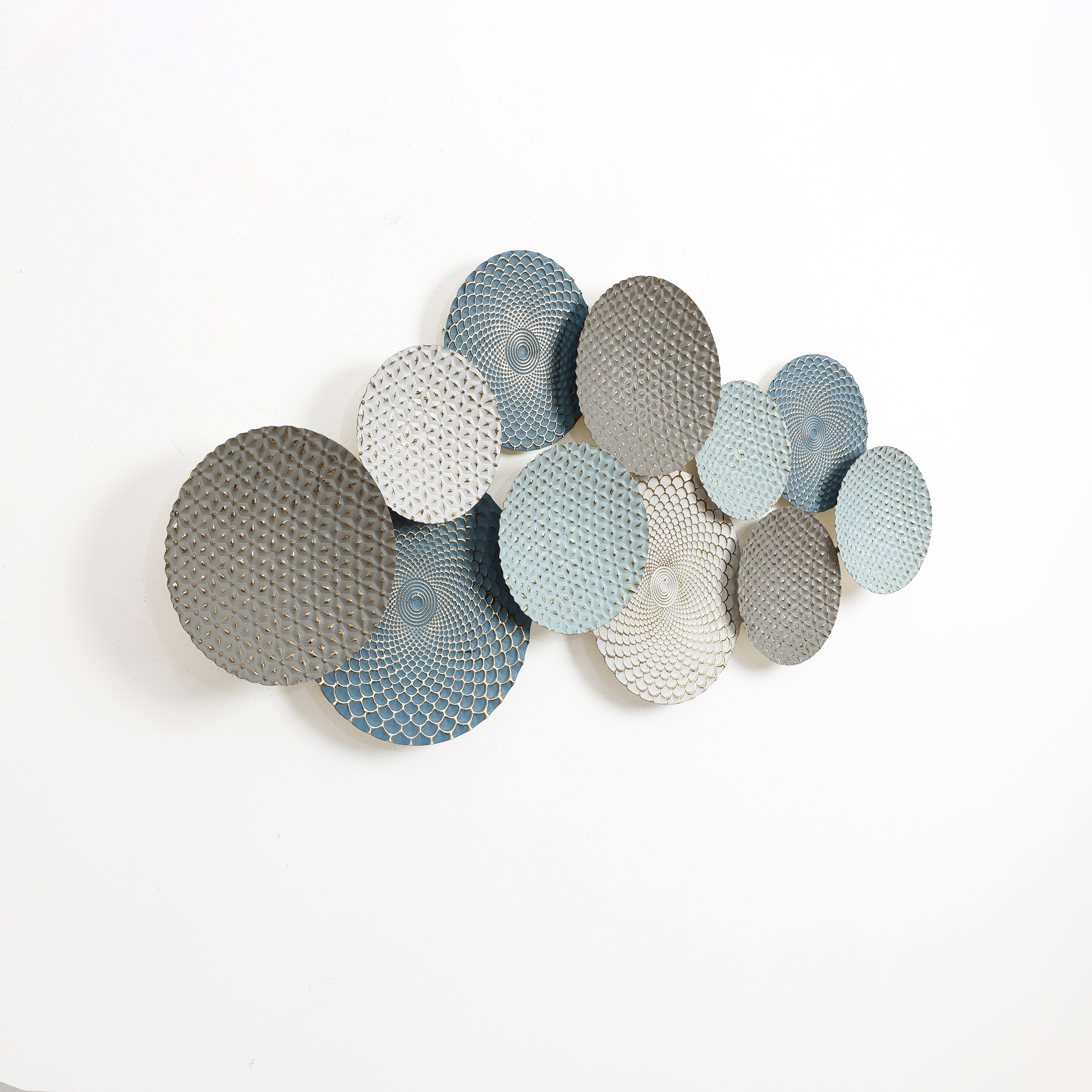 Künstlerische Wanddeko aus Metall – Kreise in sanften Pastellfarben