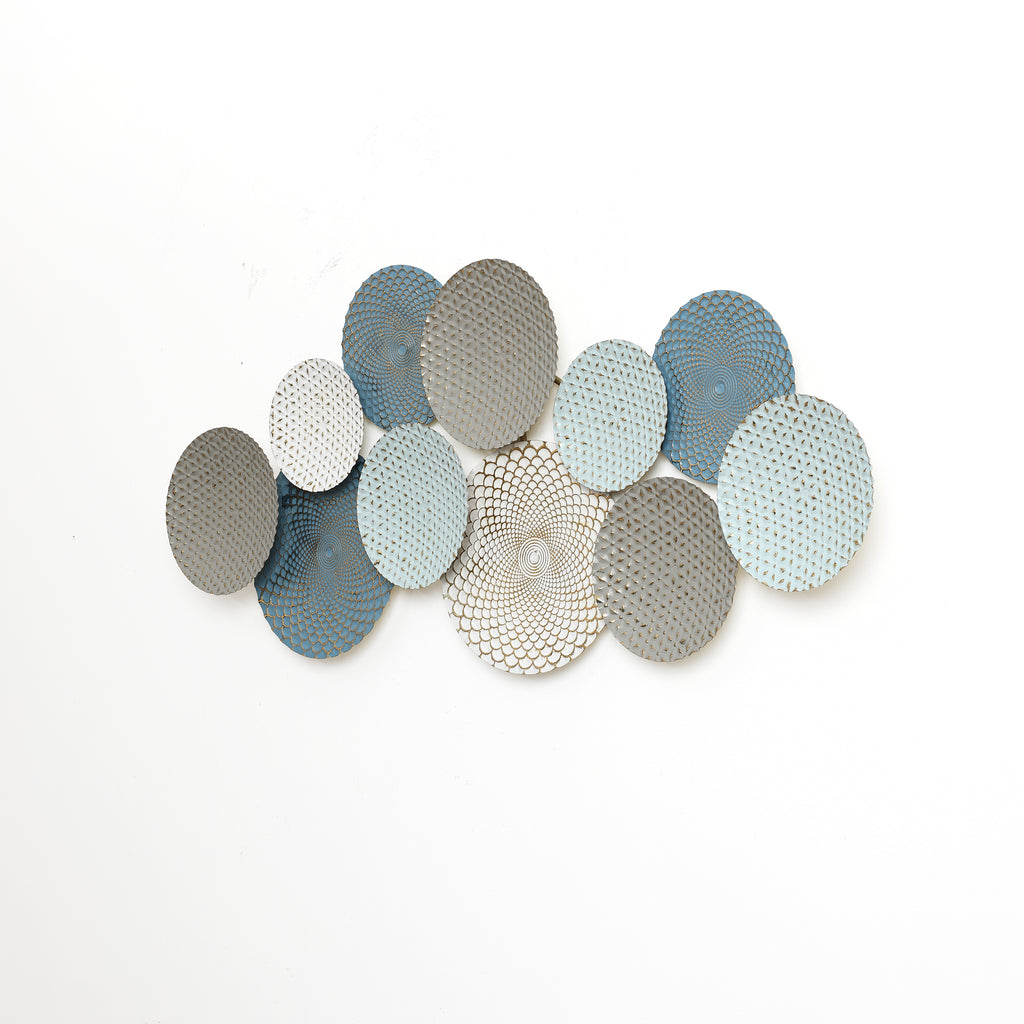 Künstlerische Wanddeko aus Metall – Kreise in sanften Pastellfarben