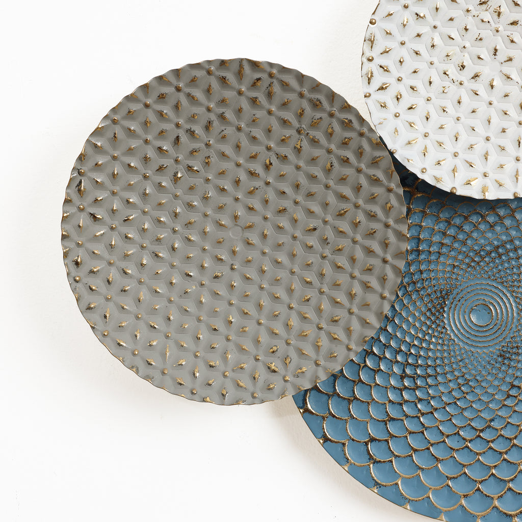 Künstlerische Wanddeko aus Metall – Kreise in sanften Pastellfarben