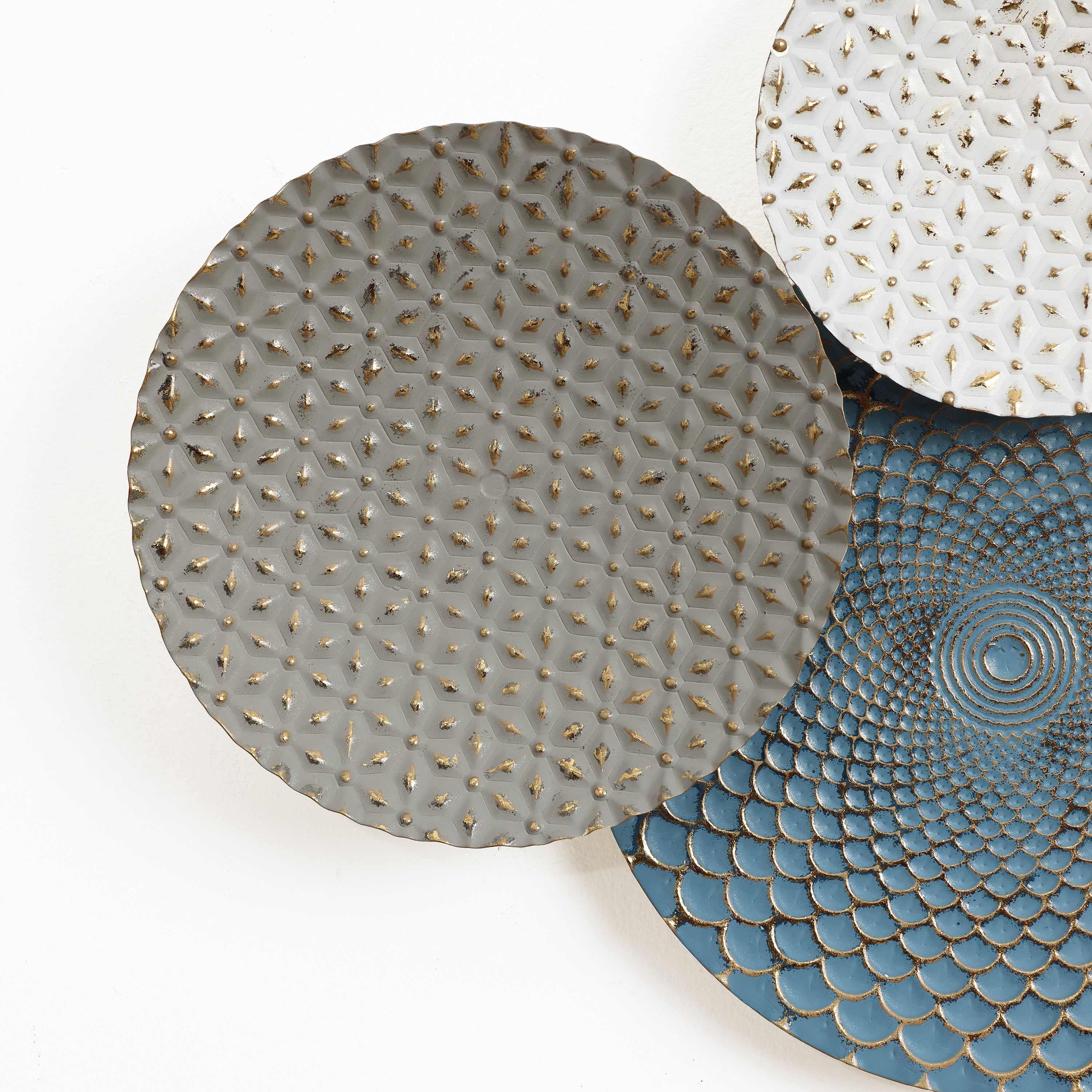 Künstlerische Wanddeko aus Metall – Kreise in sanften Pastellfarben