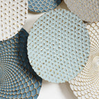 Künstlerische Wanddeko aus Metall – Kreise in sanften Pastellfarben