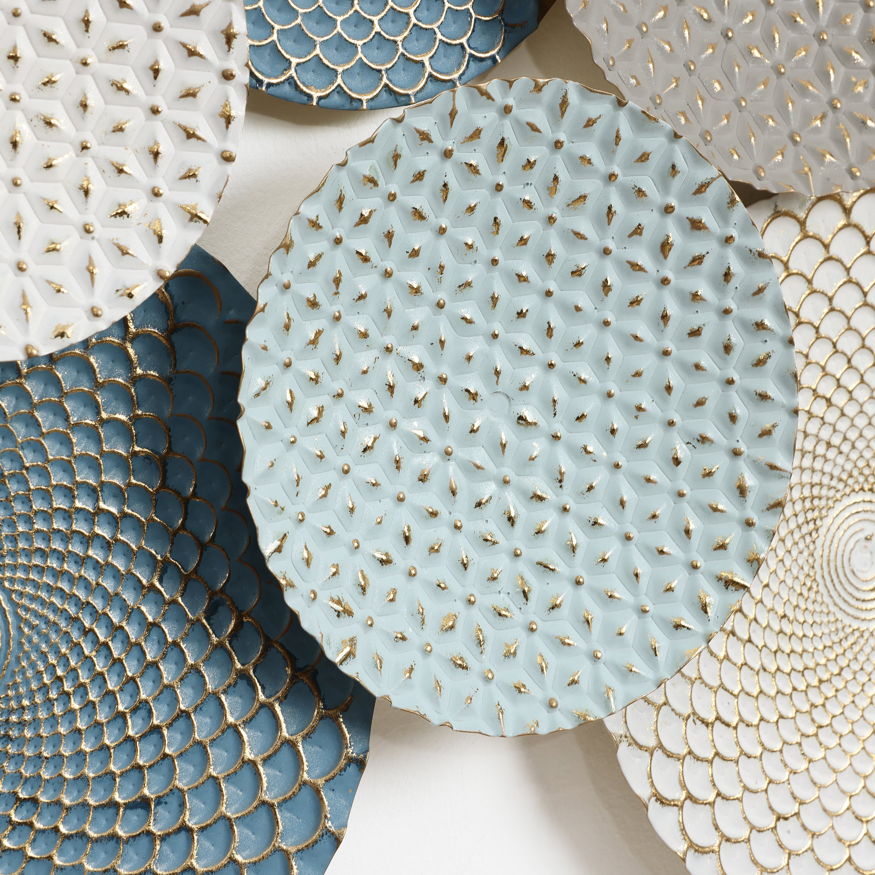 Künstlerische Wanddeko aus Metall – Kreise in sanften Pastellfarben