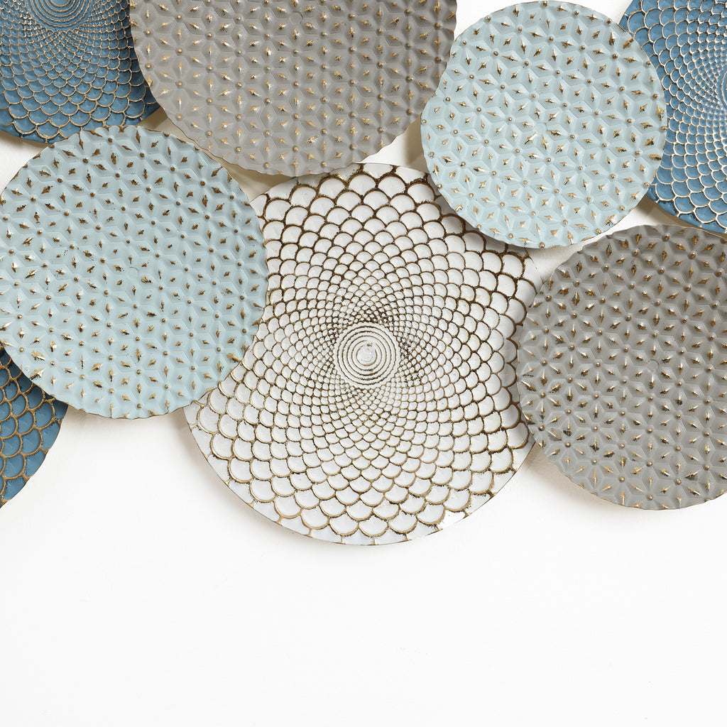 Künstlerische Wanddeko aus Metall – Kreise in sanften Pastellfarben