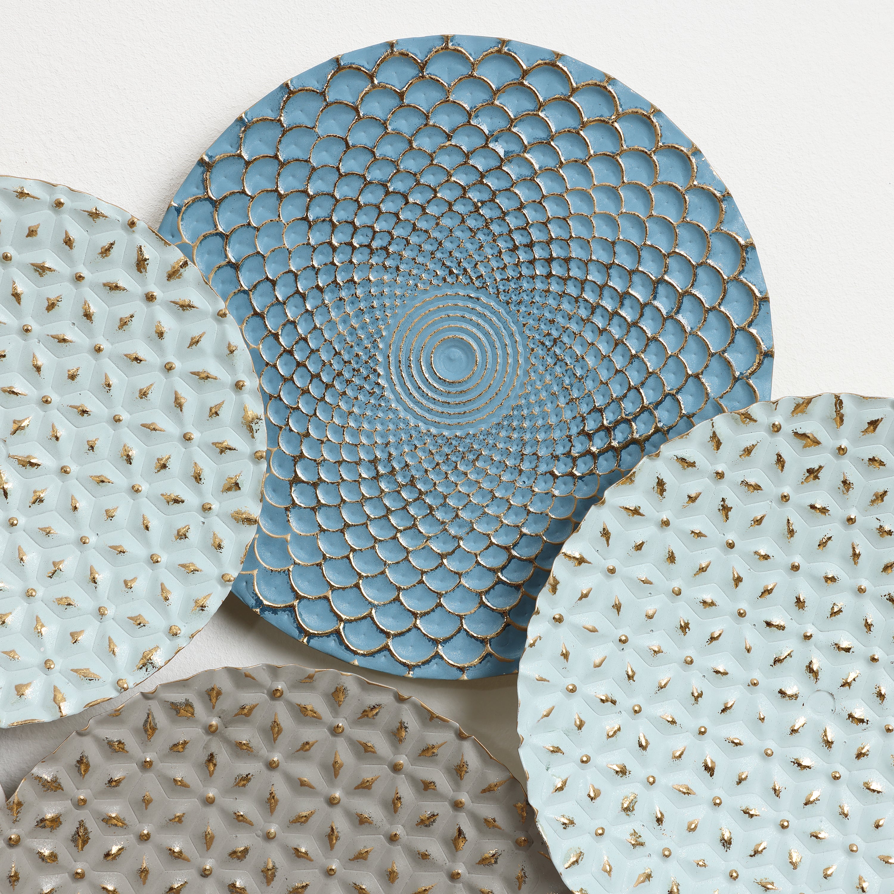 Künstlerische Wanddeko aus Metall – Kreise in sanften Pastellfarben