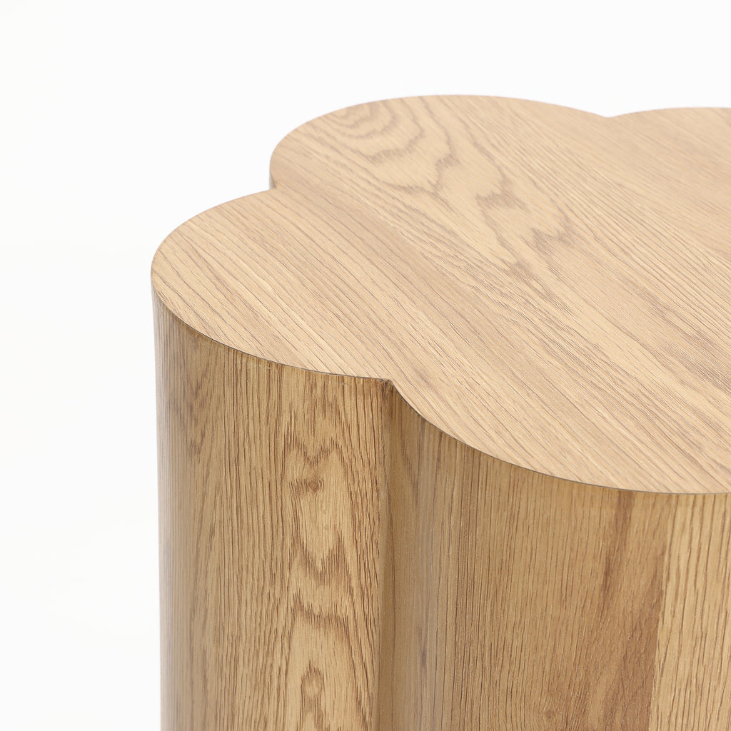 Beistelltisch in Baumstamm-Optik mit Blütenform – Holzmaserung