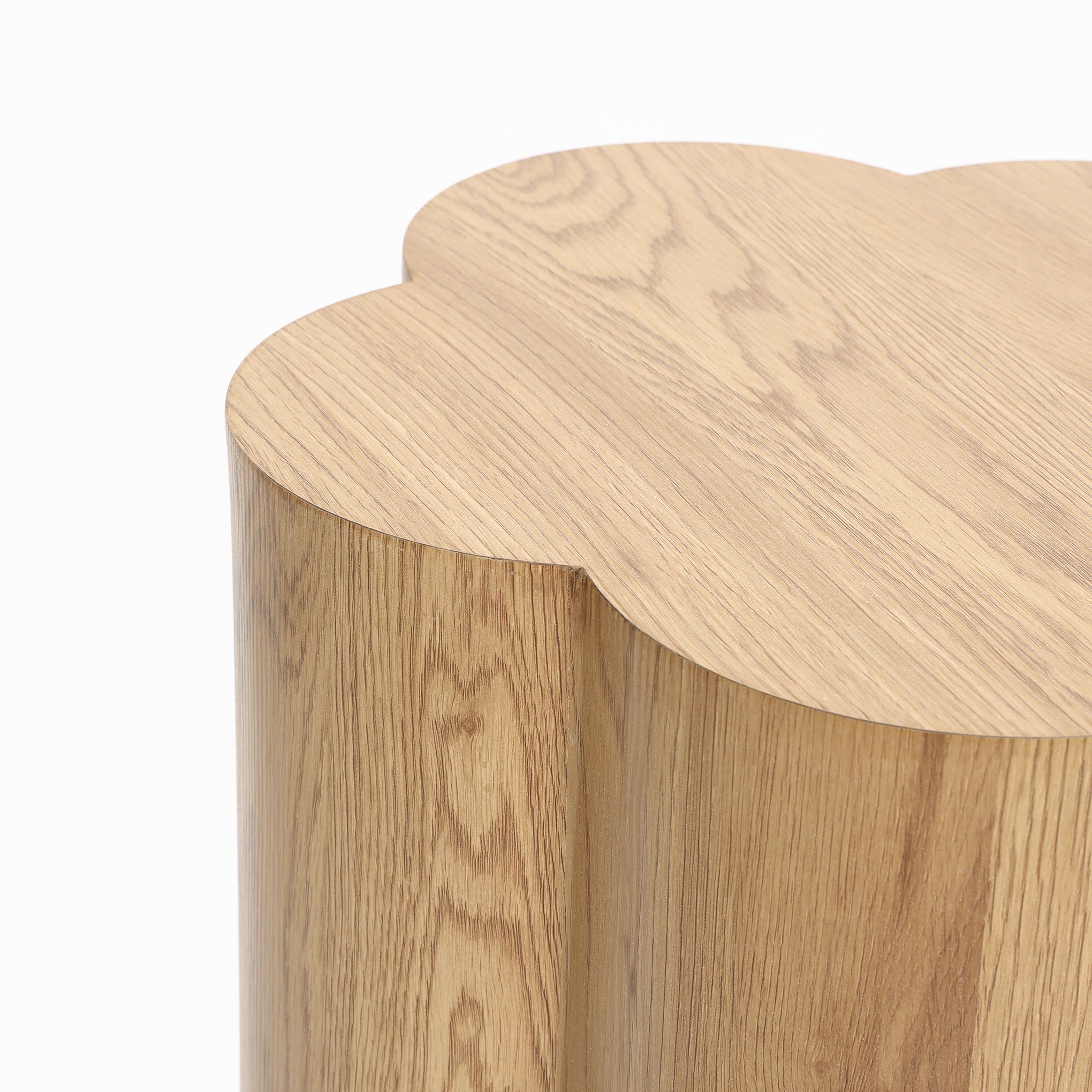 Beistelltisch in Baumstamm-Optik mit Blütenform – Holzmaserung