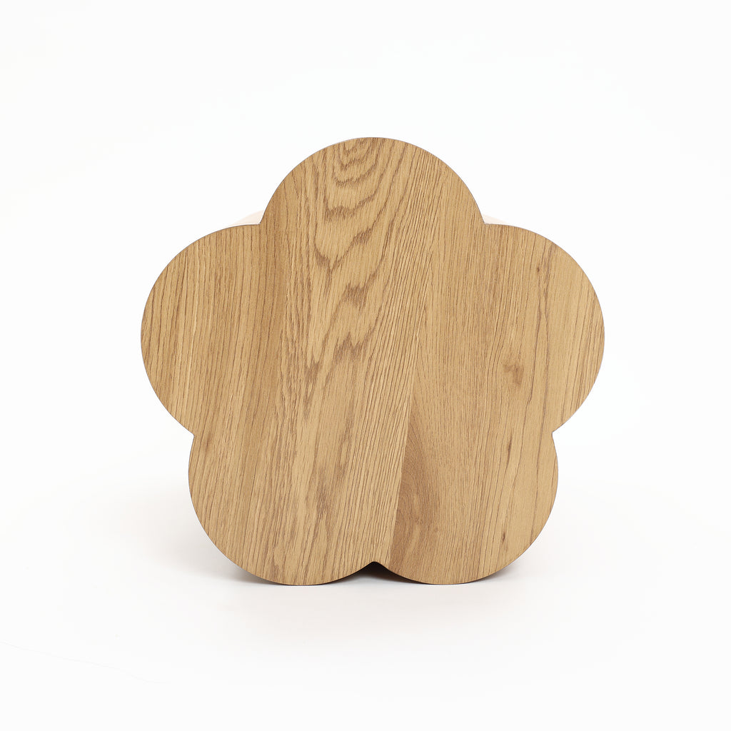 Beistelltisch in Baumstamm-Optik mit Blütenform – Holzmaserung