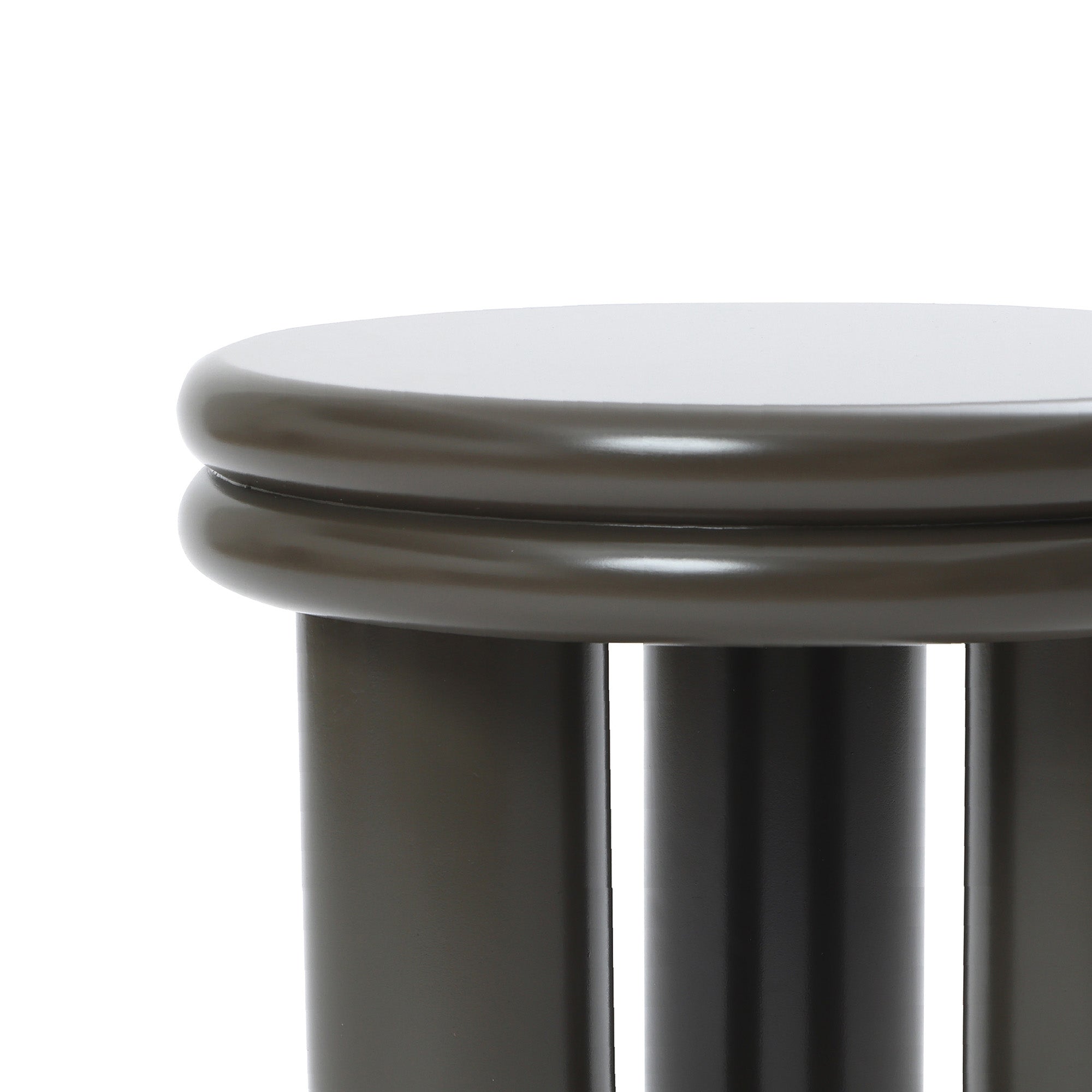 Runder Beistelltisch in Dunkelgrün – vielseitig als Sofa- oder Nachttisch