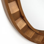 Runder Wandspiegel mit Holzrahmen