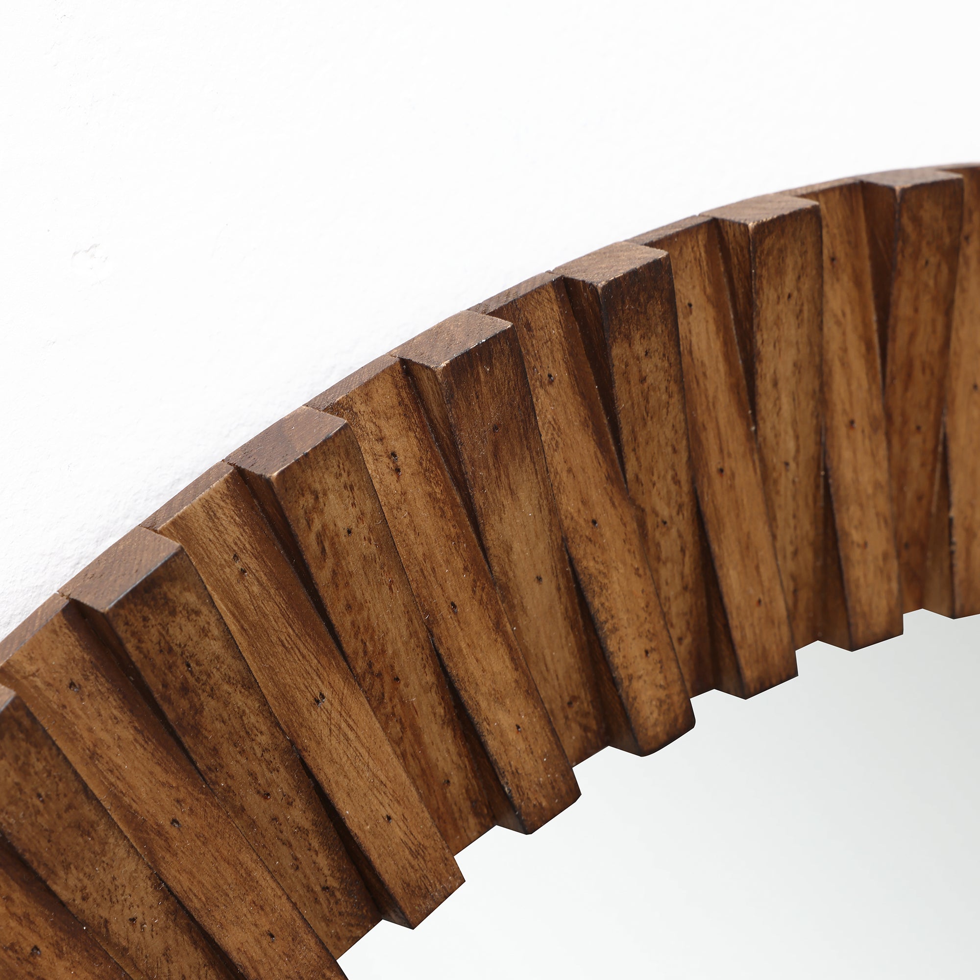 Runder Holz-Wandspiegel mit Strahlendesign – Rustikaler Deko-Spiegel