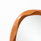 Holz-Wandspiegel mit Wellenrand – Naturlicher Deko-Spiegel für Wohnzimmer
