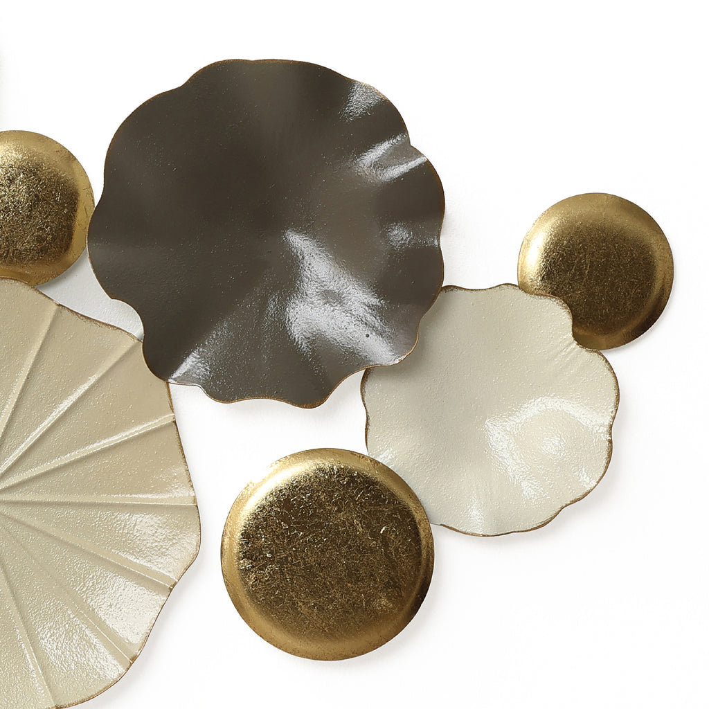 Moderne Wanddeko aus Metall – Lotus-inspirierte Wandkunst in Gold und Grau