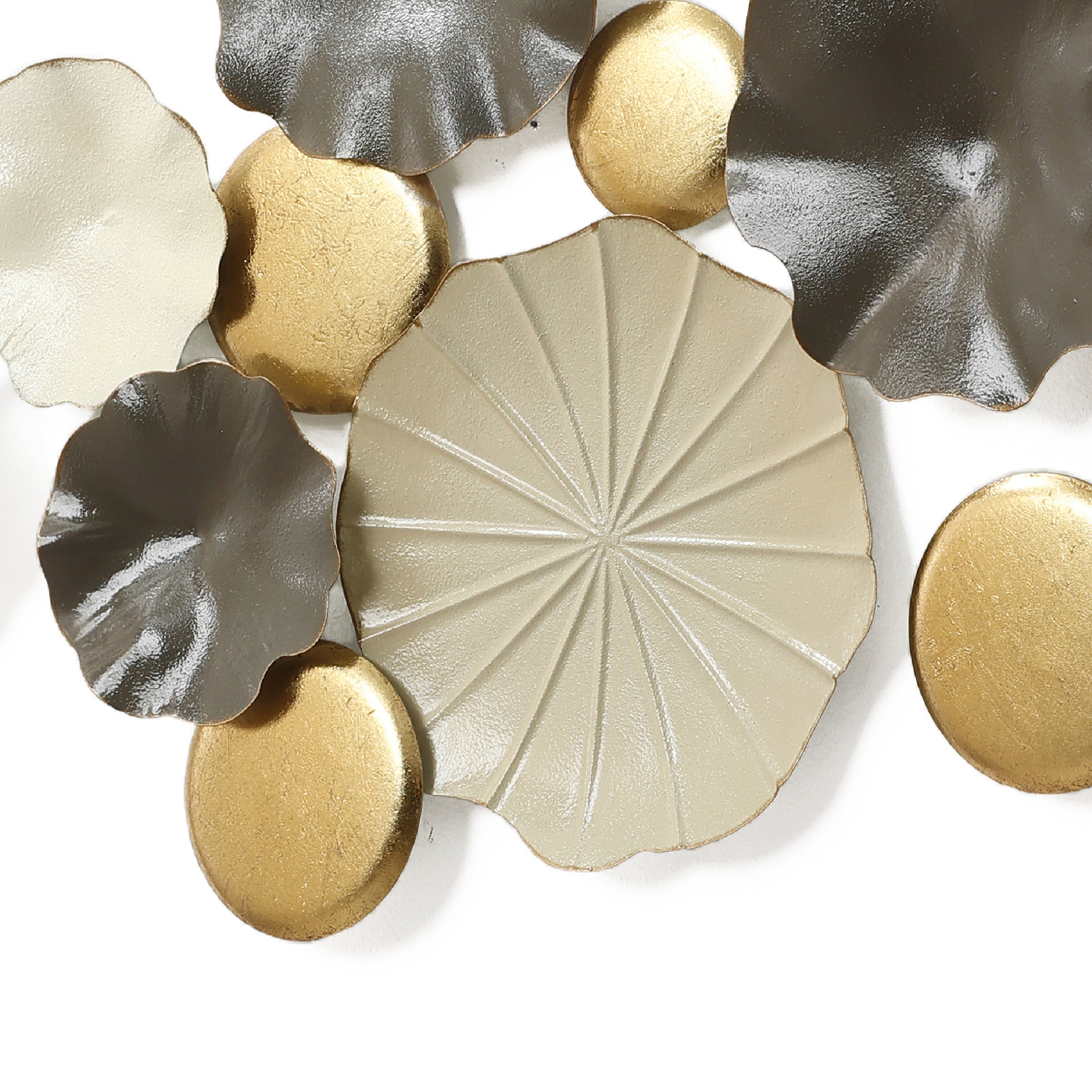 Moderne Wanddeko aus Metall – Lotus-inspirierte Wandkunst in Gold und Grau