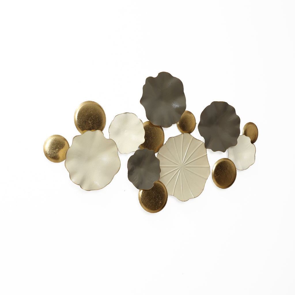 Moderne Wanddeko aus Metall – Lotus-inspirierte Wandkunst in Gold und Grau