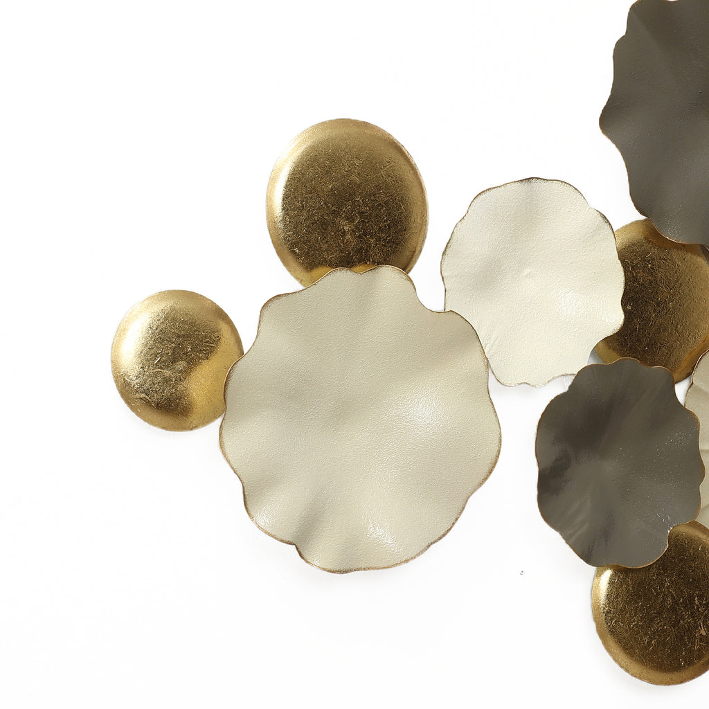 Moderne Wanddeko aus Metall – Lotus-inspirierte Wandkunst in Gold und Grau