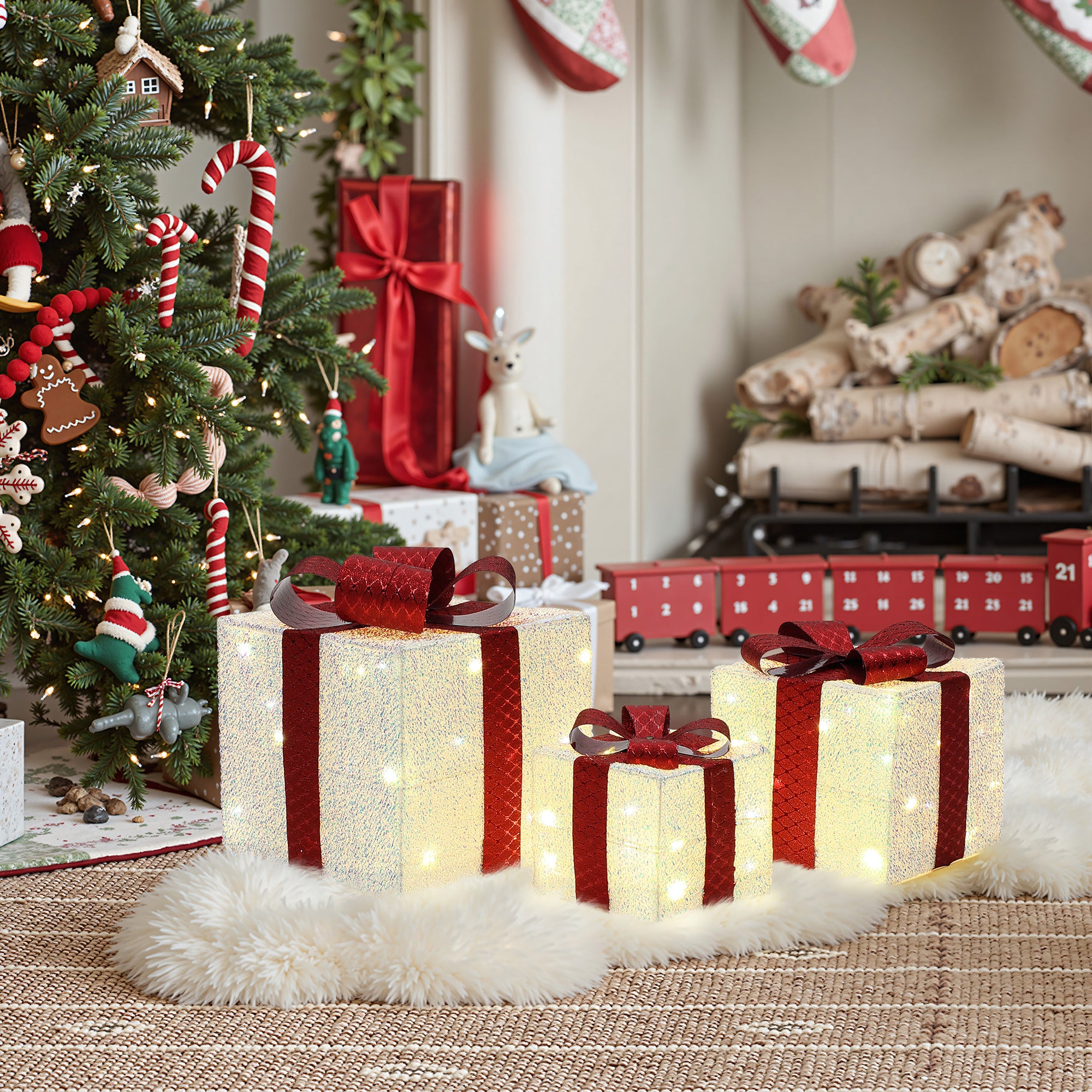 3er-Set LED-Geschenkboxen – Weihnachtsdeko in Weiß mit roten Schleifen