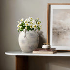 Grauweiße Terrakottavase im Vintage-Landhausstil – mit vier Henkeln