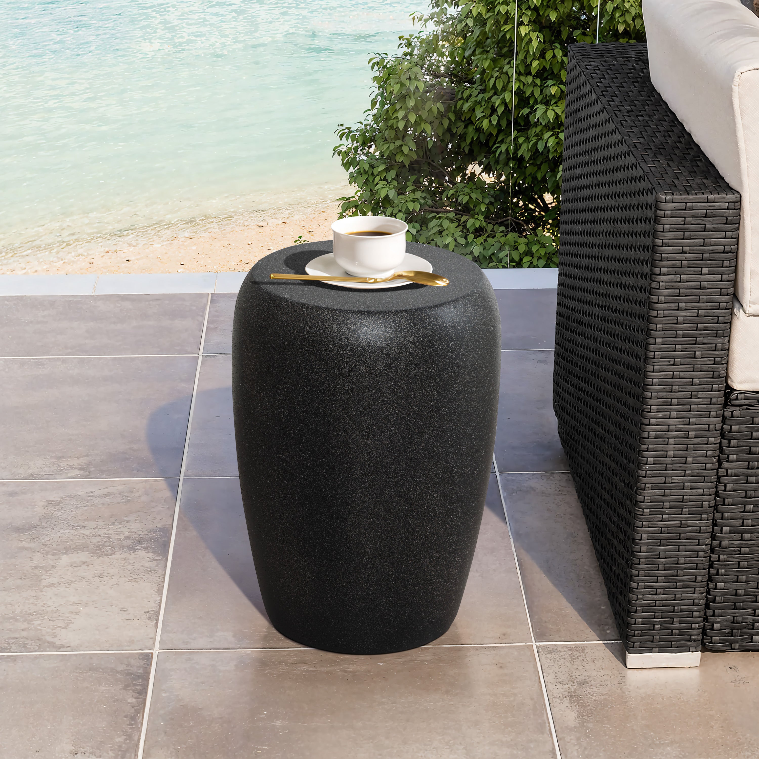 Runder Outdoor-Beistelltisch in mattem Schwarz