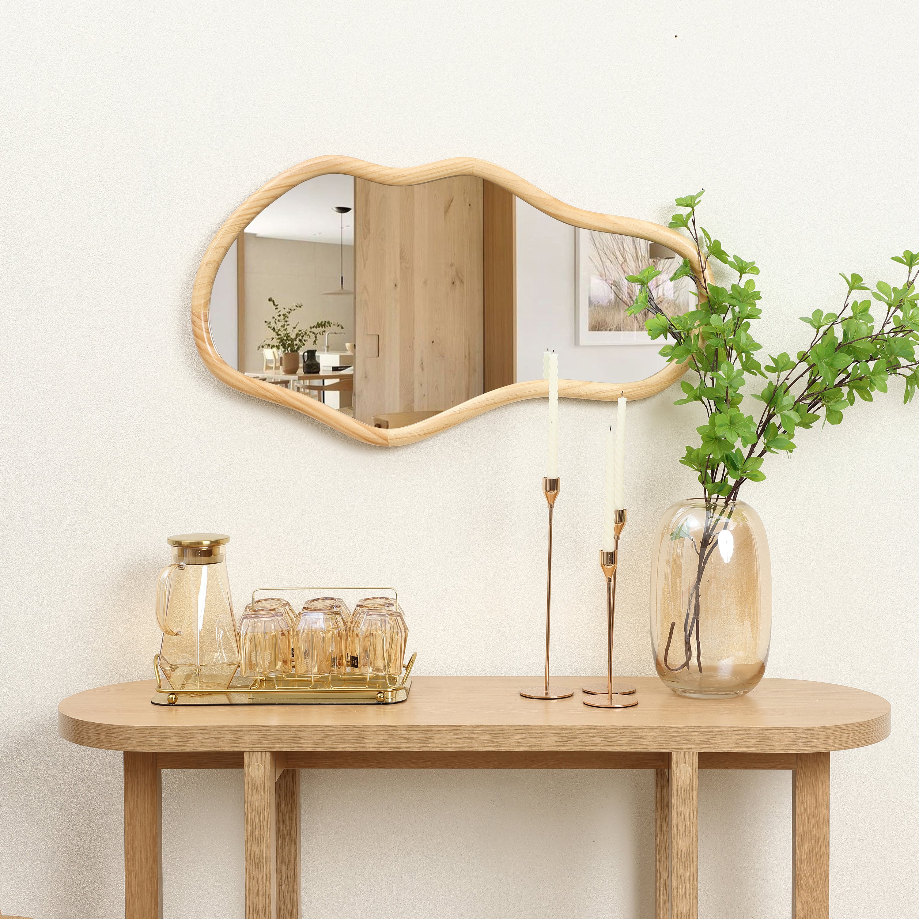 Wandspiegel mit organischer Form und Kiefernholzrahmen