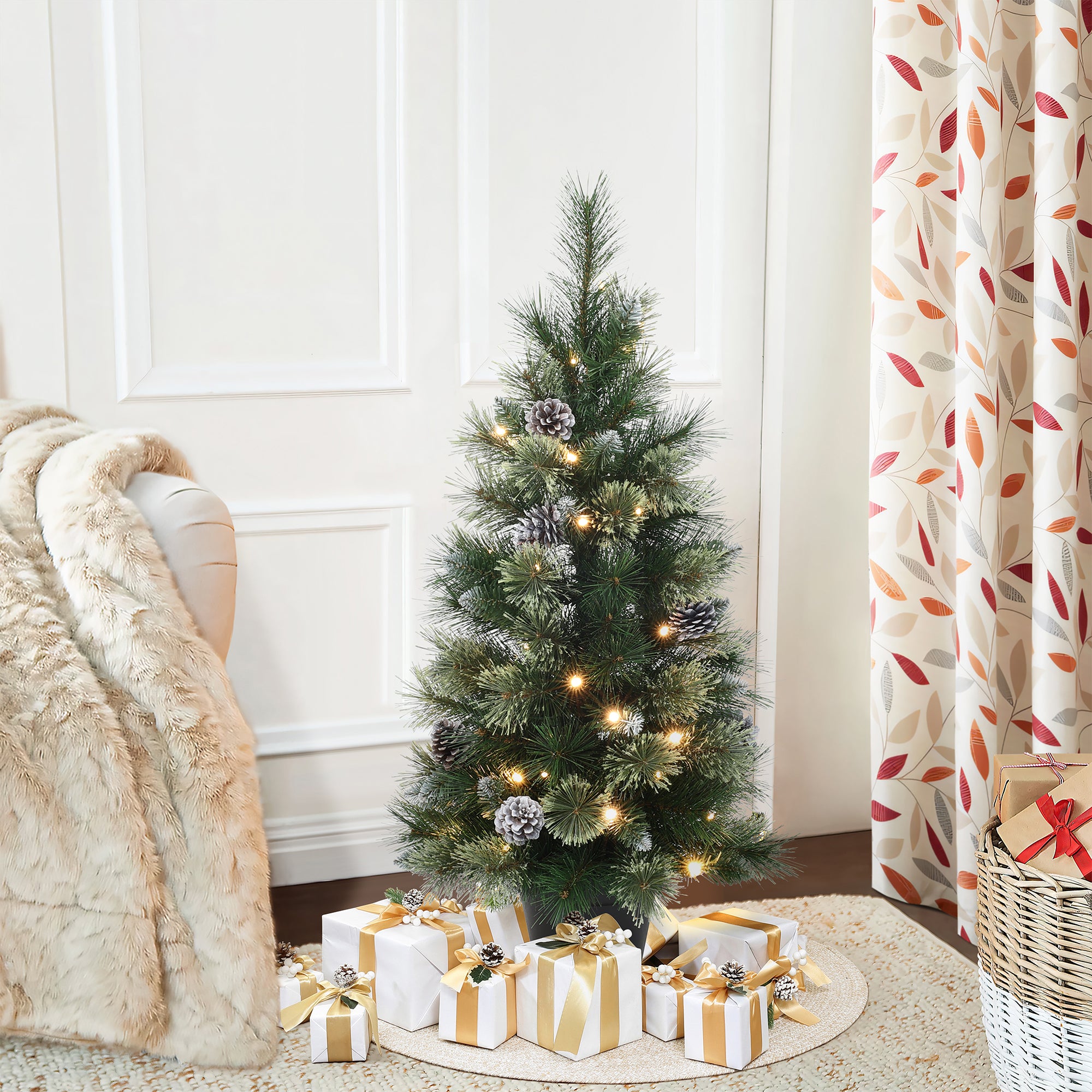 90 cm künstlicher Weihnachtsbaum mit integrierter LED-Beleuchtung und Tannenzapfen-Dekor