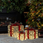 3er-Set LED-Geschenkboxen – Weihnachtsdeko in silber mit roten Schleifen und Beeren – Batteriebetrieben