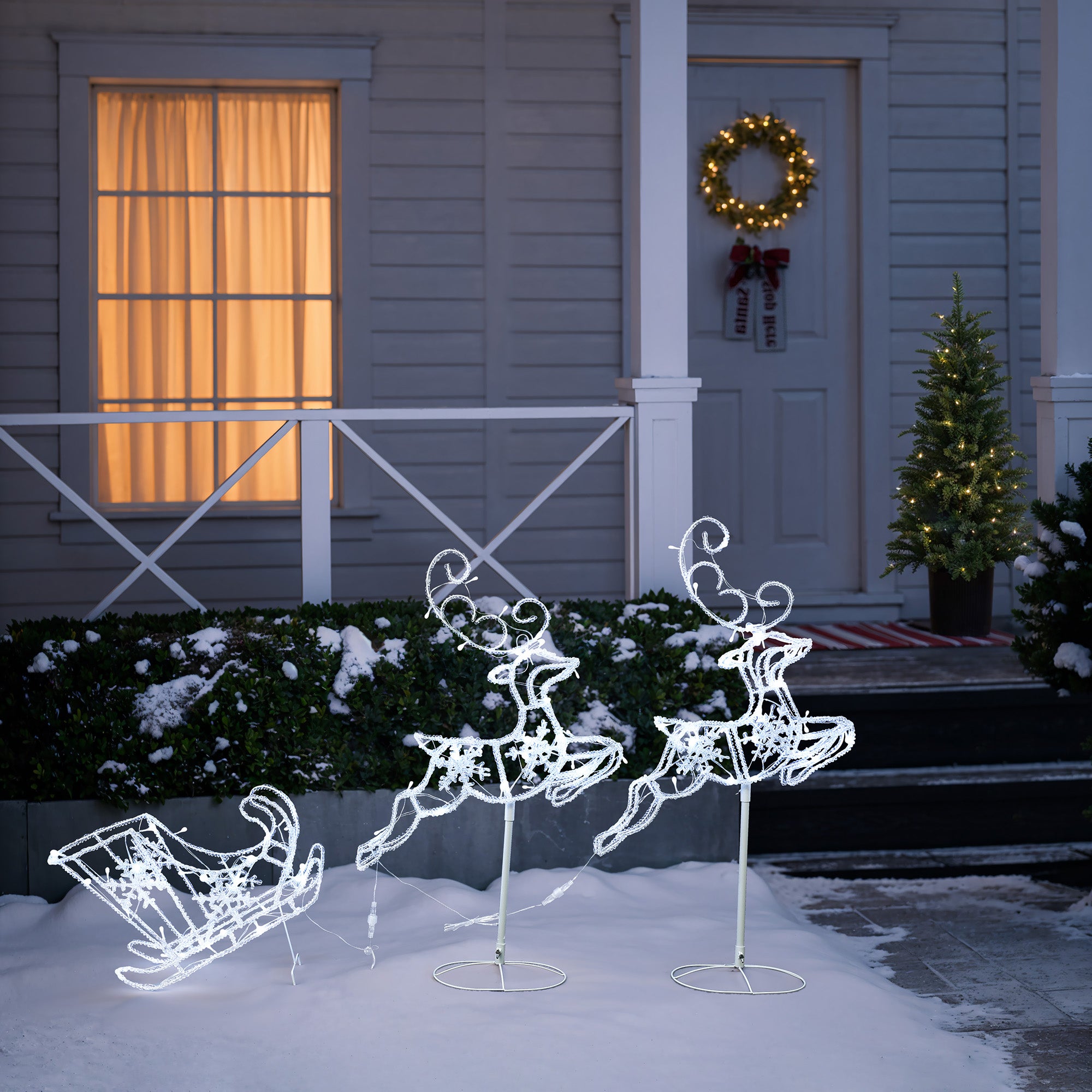 2 LED-Rentiere mit Schlitten – Weihnachtsdeko mit kaltweißen Lichtern für Innen- und Außen