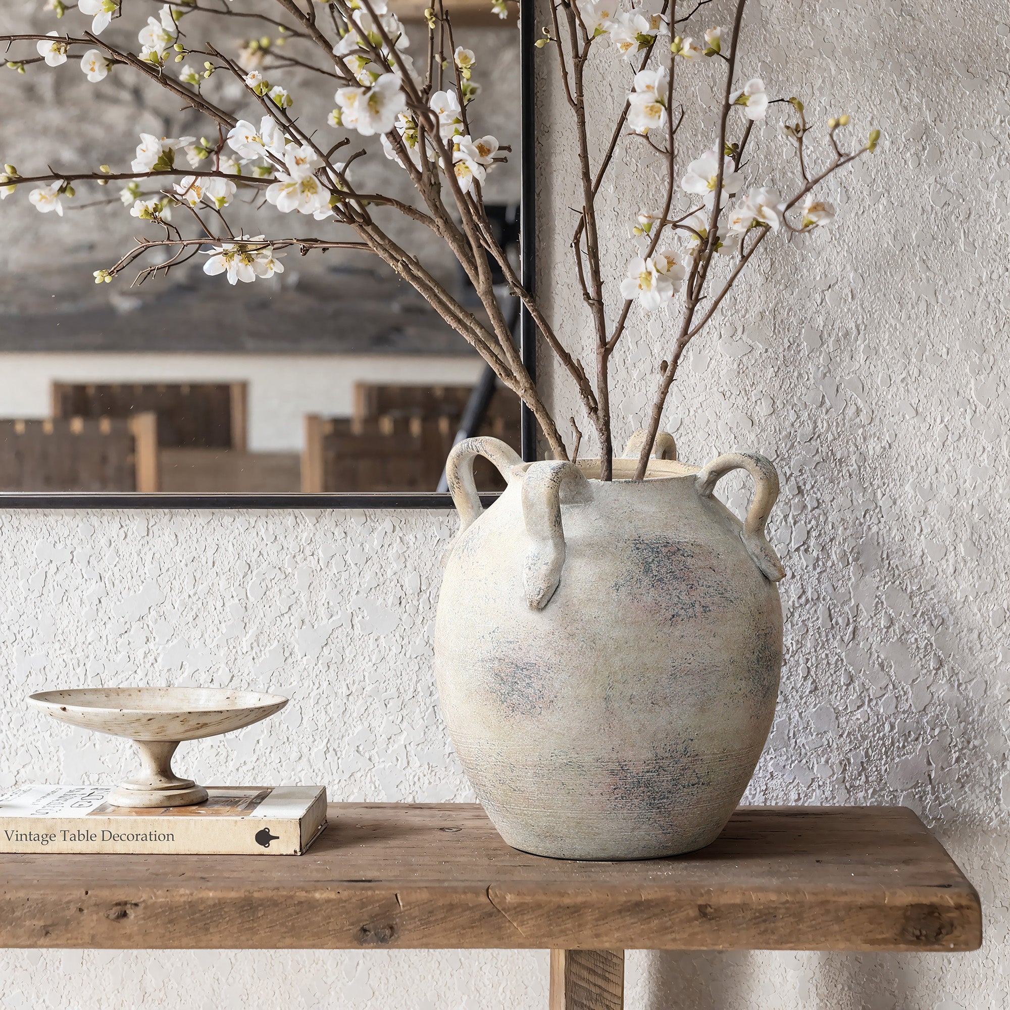 Grauweiße Terrakottavase im Vintage-Landhausstil – mit vier Henkeln