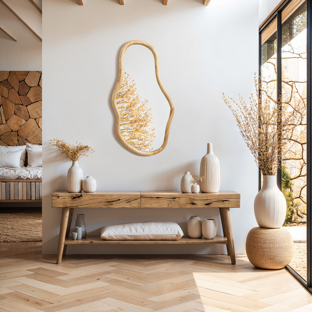 Wandspiegel mit organischer Form und Kiefernholzrahmen