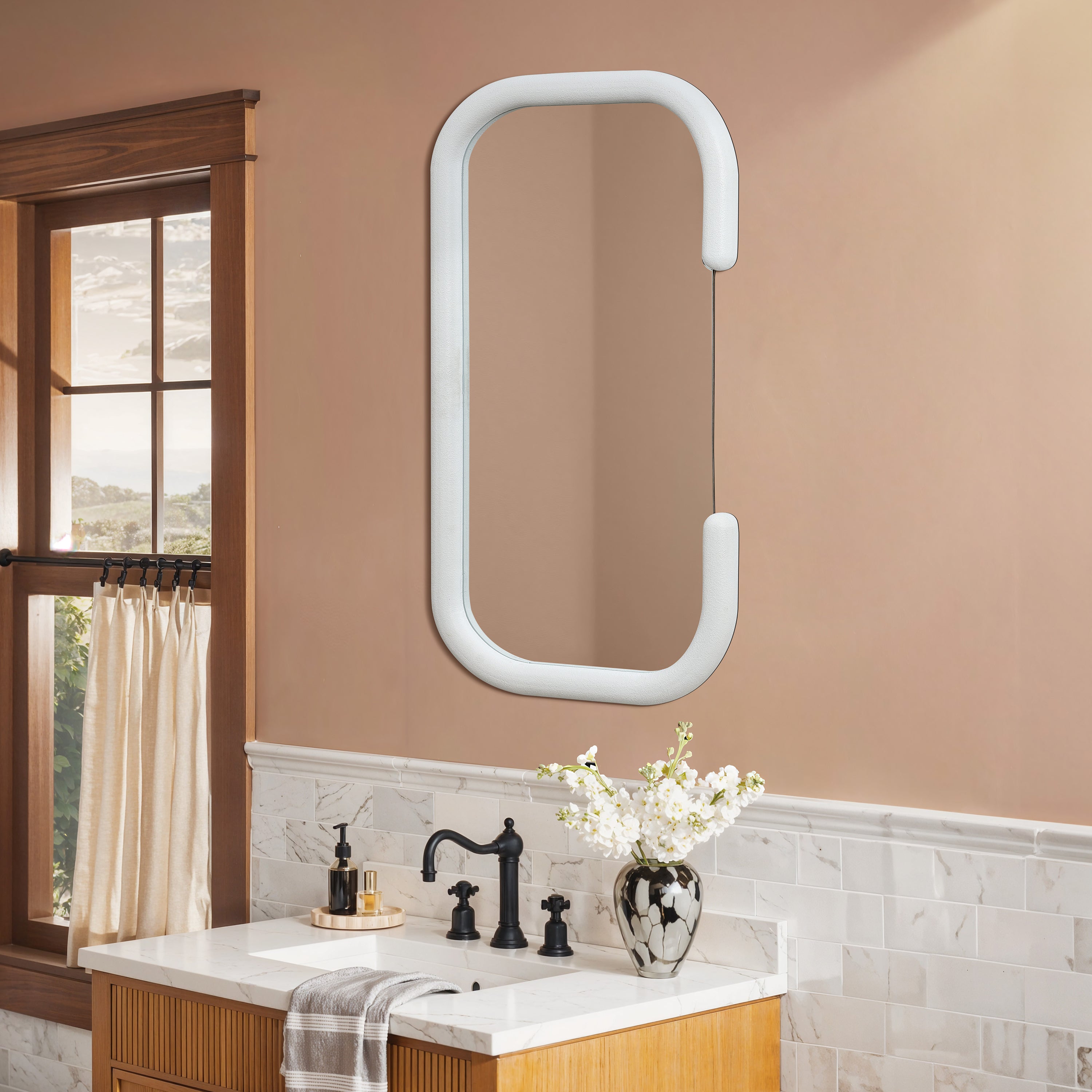 Weiße C-förmige Wandspiegel als Akzent- und Schminktischspiegel