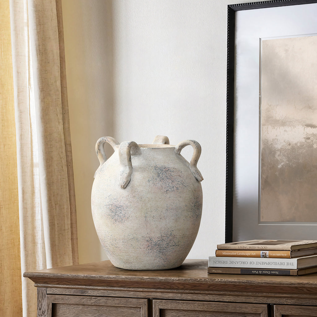 Grauweiße Terrakottavase im Vintage-Landhausstil – mit vier Henkeln