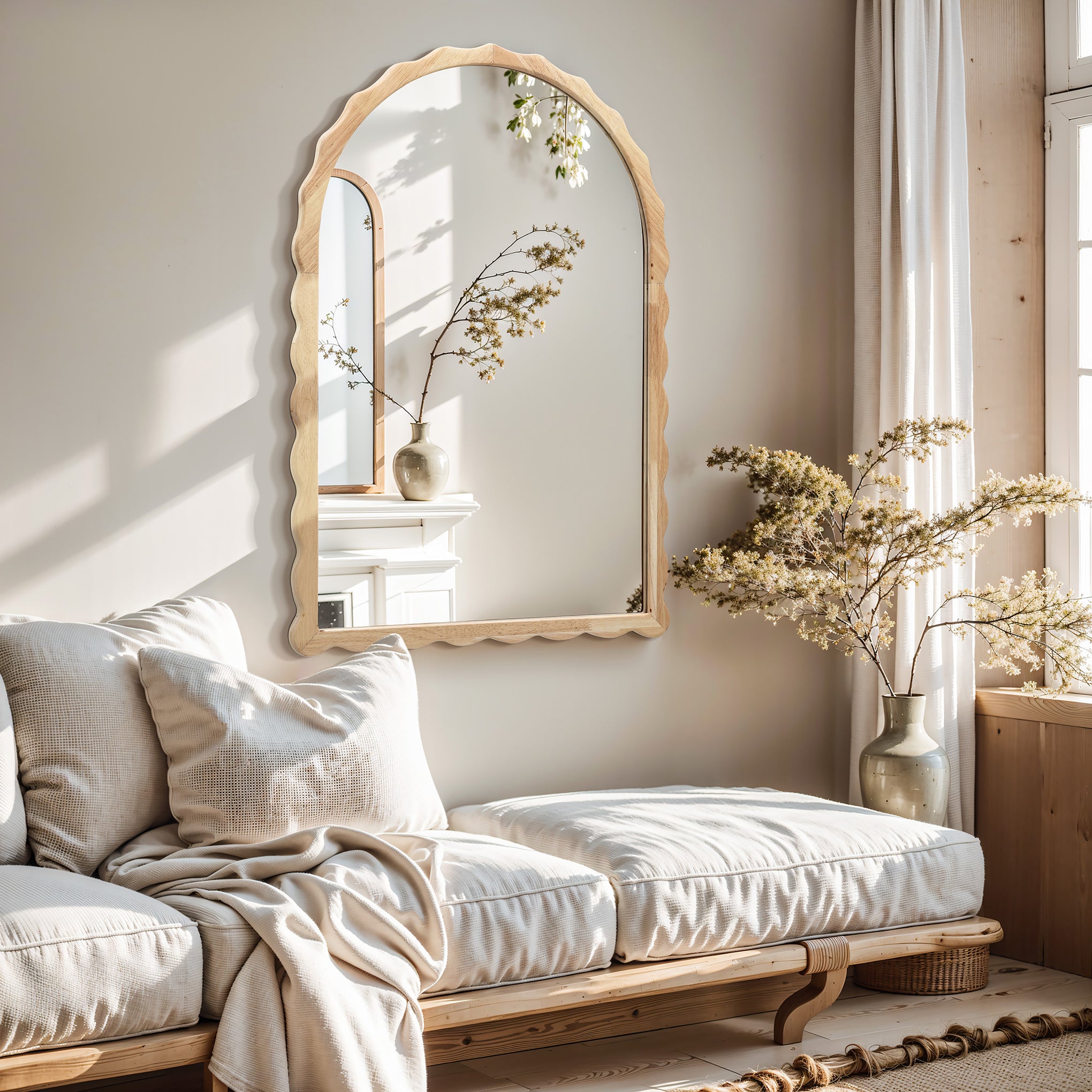 Wandspiegel mit Wellenrahmen aus Holz