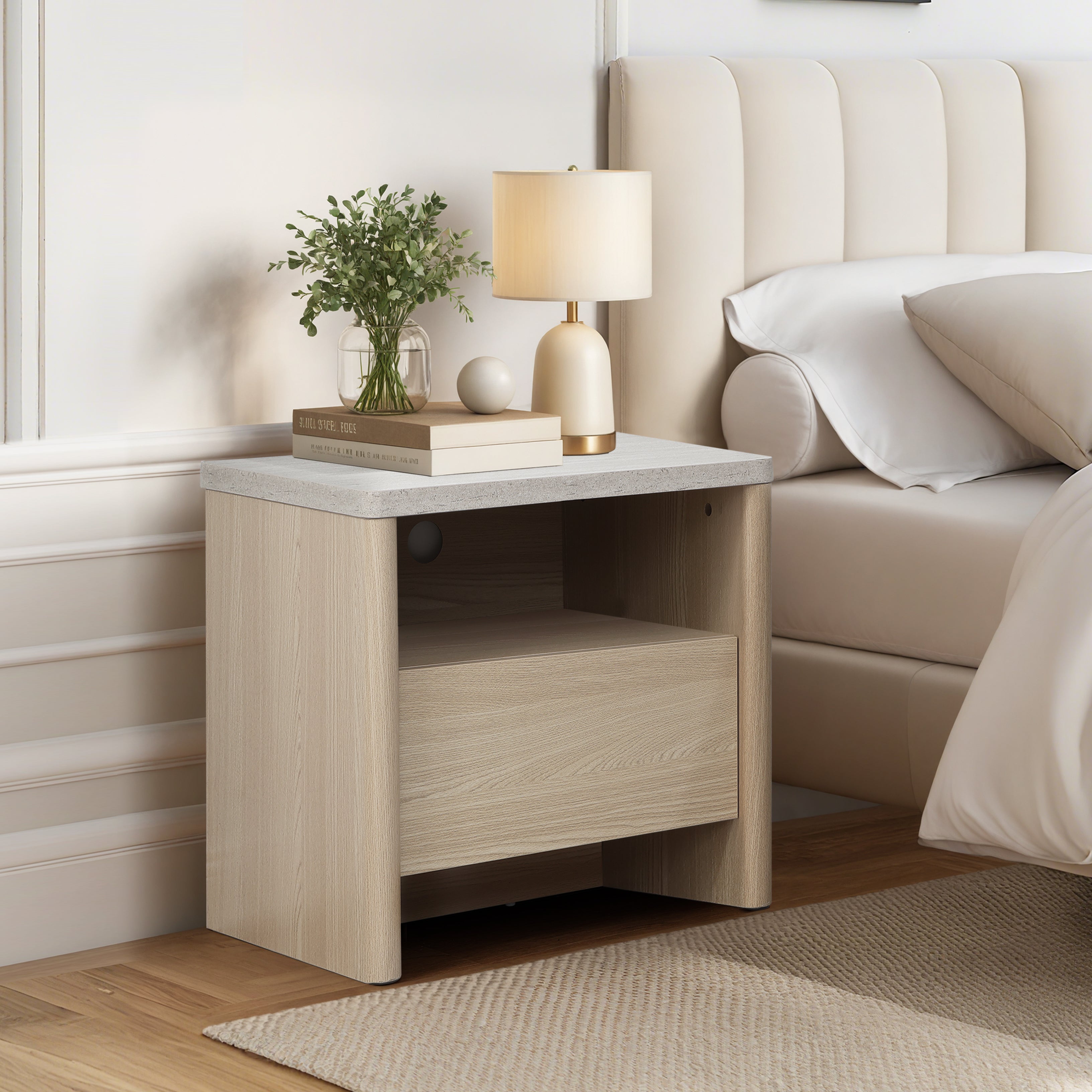 Moderner Nachttisch in Holzoptik mit Stauraum