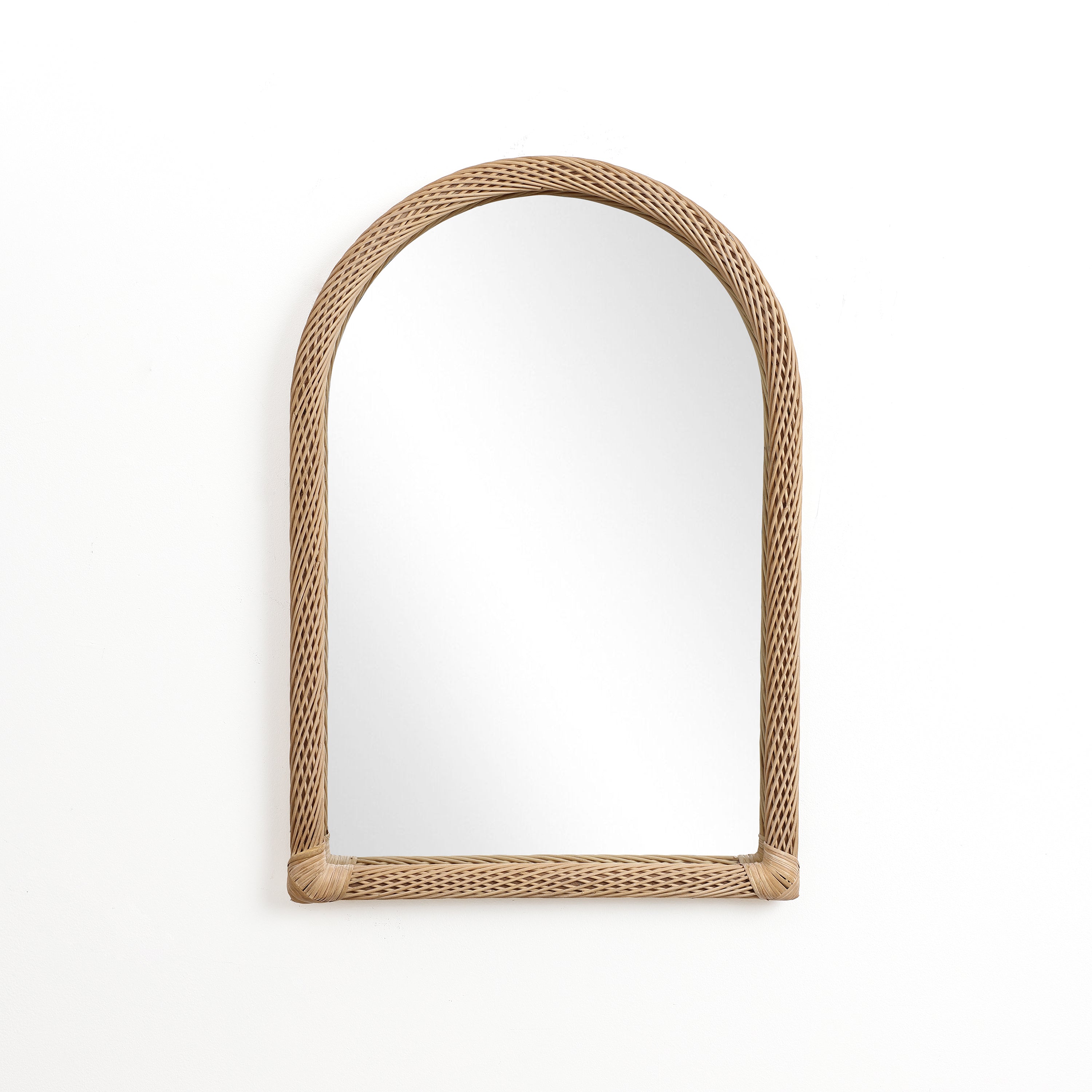 Wandspiegel mit Bambusrahmen in Bogenform
