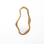 Flow Wandspiegel mit Rahmen aus Naturholz