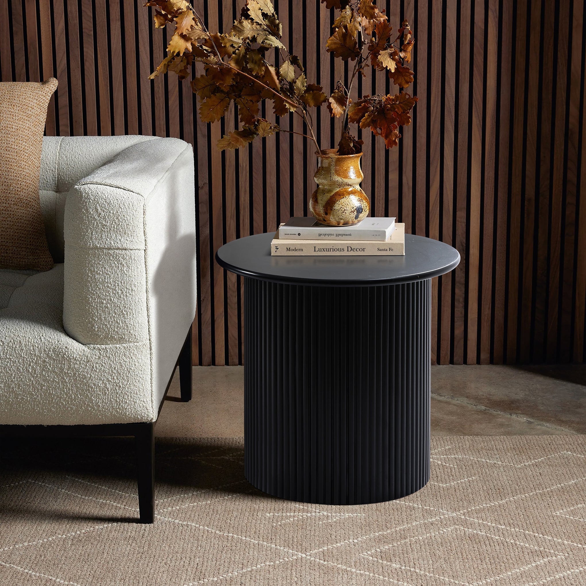 Runder Beistelltisch in Schwarz mit geriffeltem Sockel – 38 cm hoch