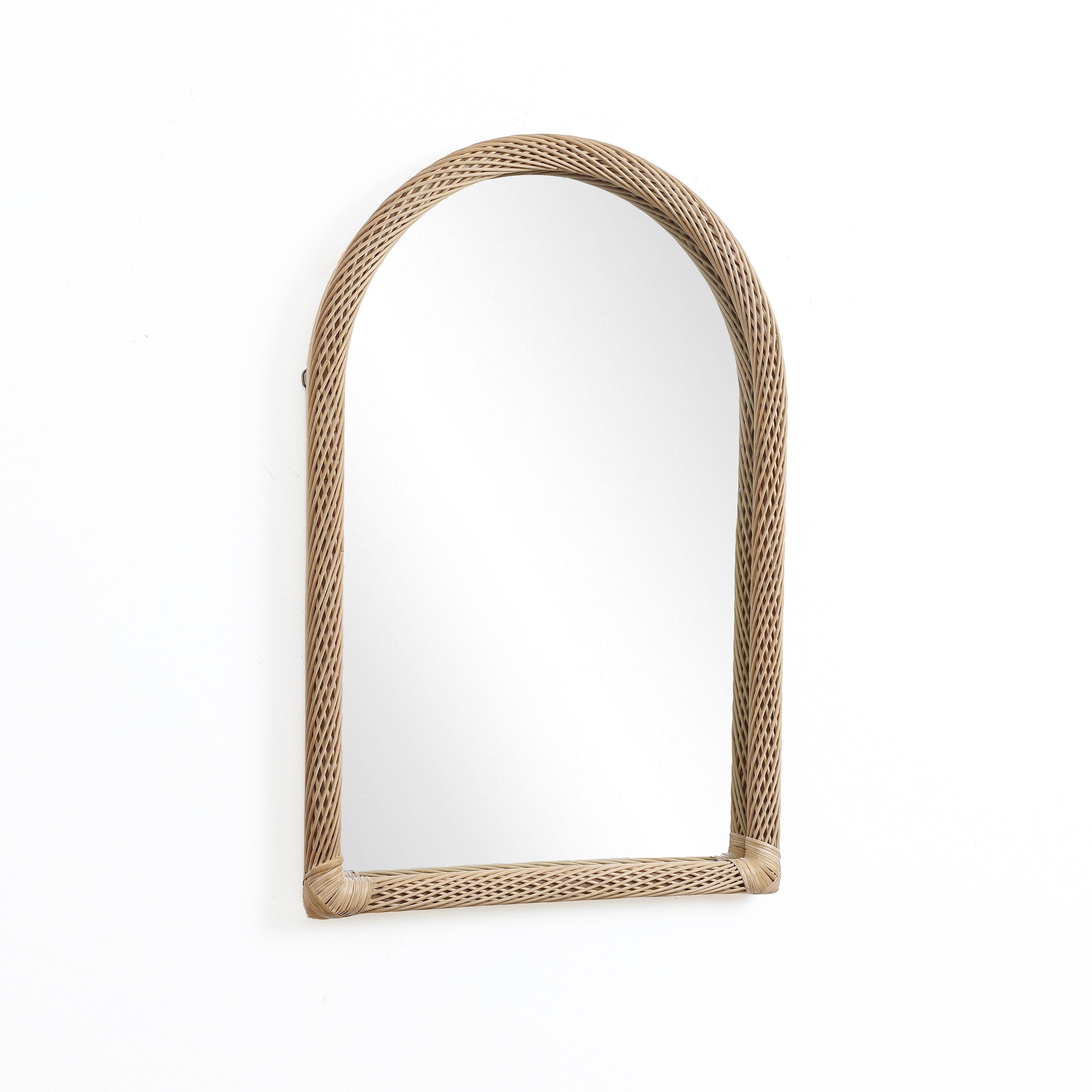 Wandspiegel mit Bambusrahmen in Bogenform