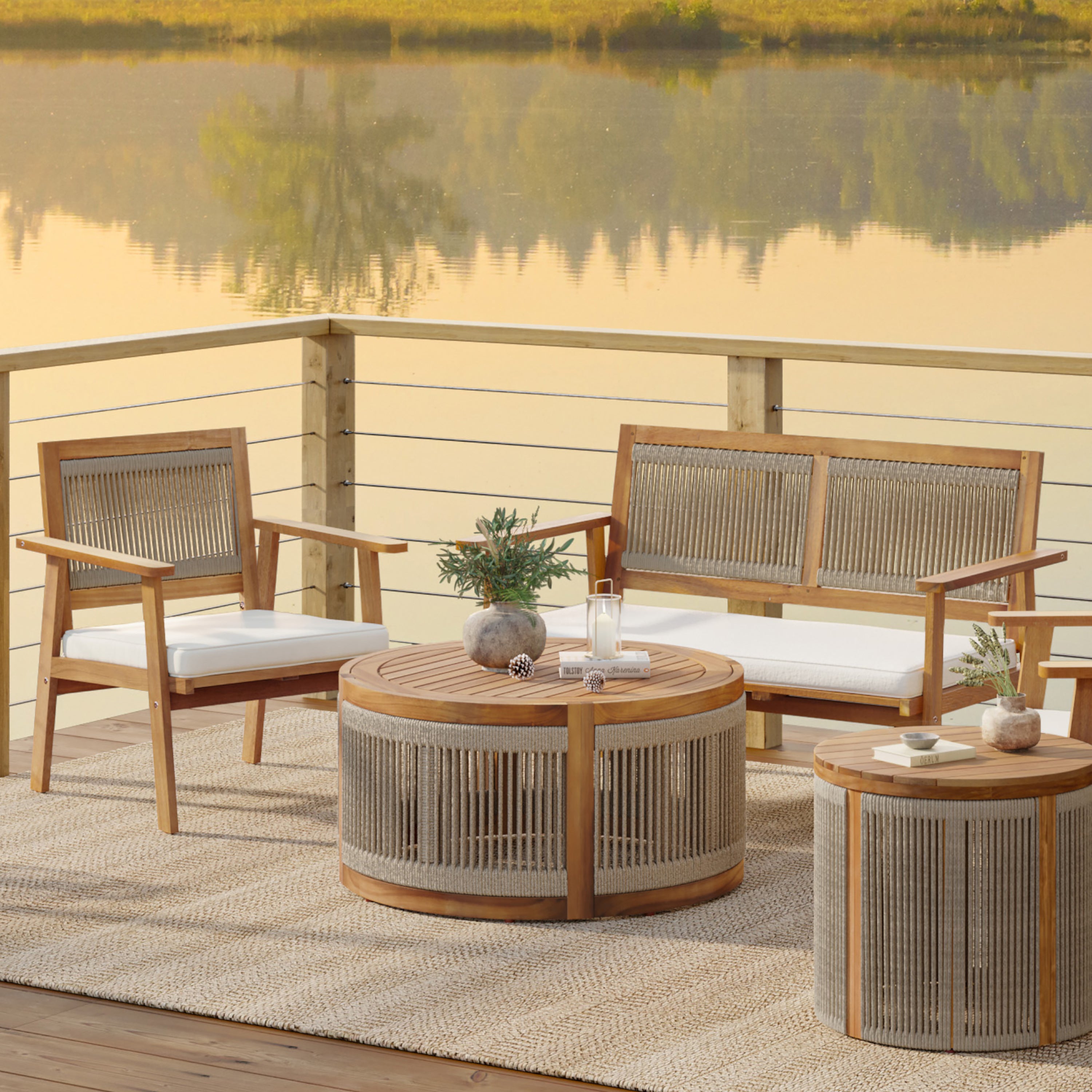 Runder Couchtisch aus Akazienholz mit Seilgeflecht