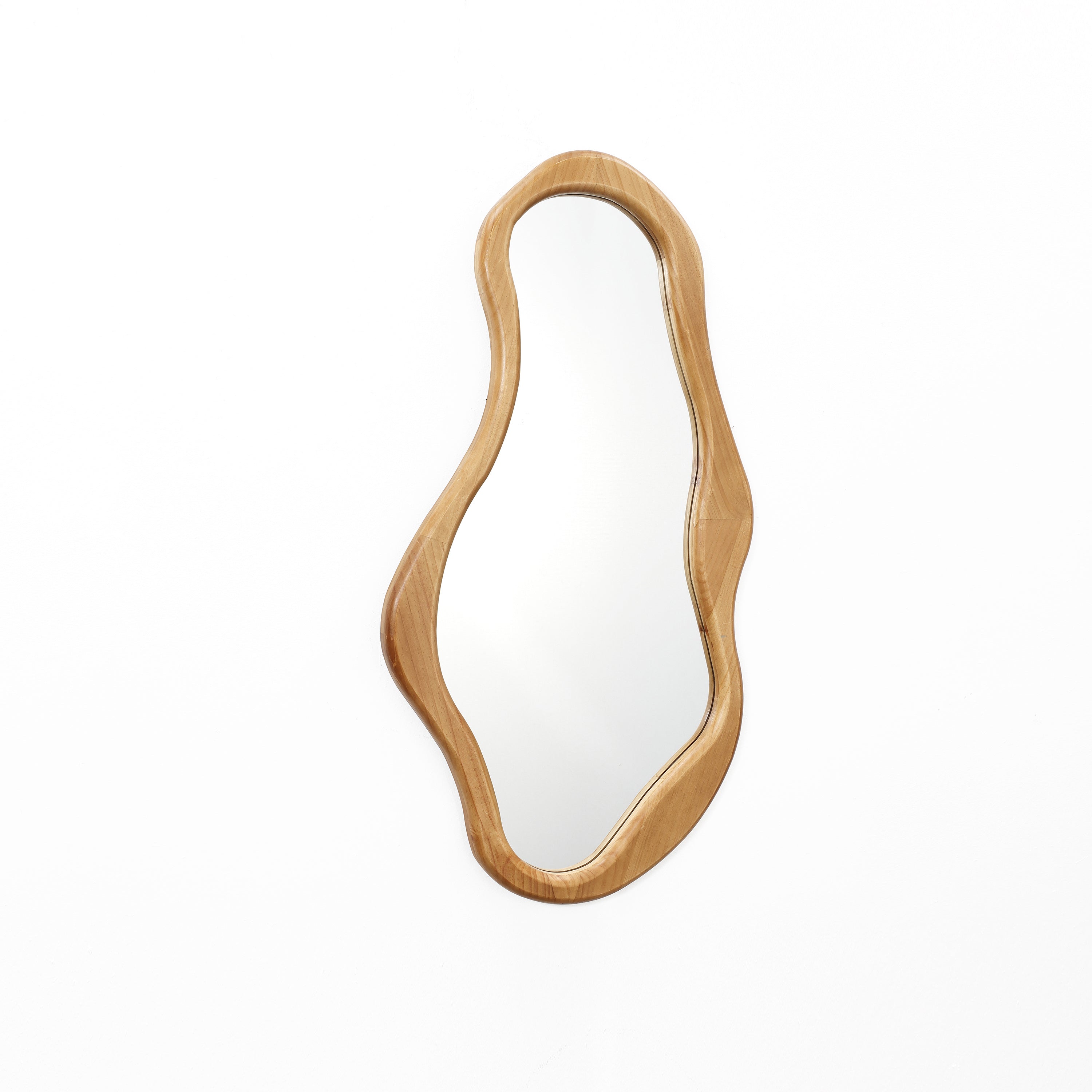 Flow Wandspiegel mit Rahmen aus Naturholz