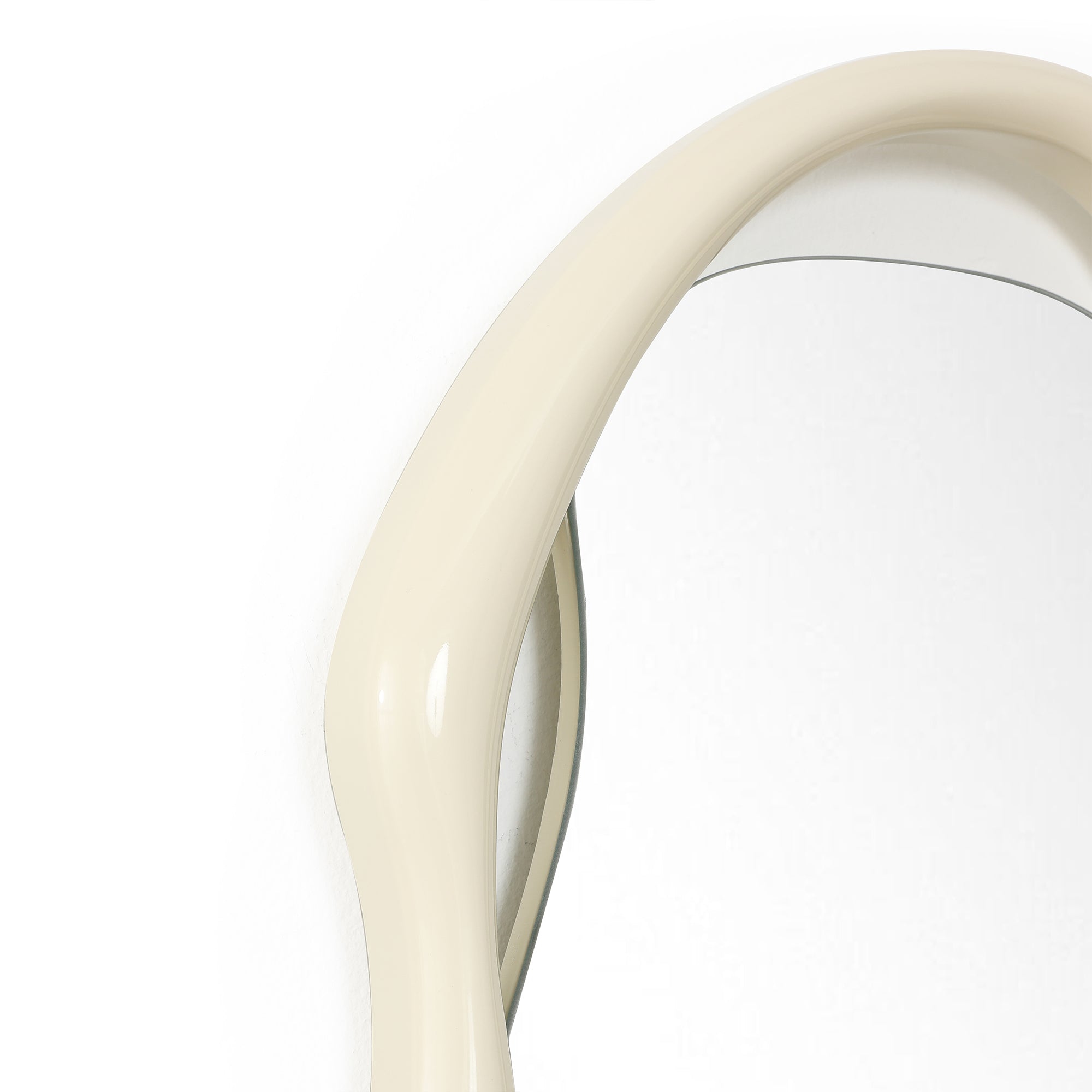 Moderner Deko-Spiegel mit Organic Design für Wohnraum