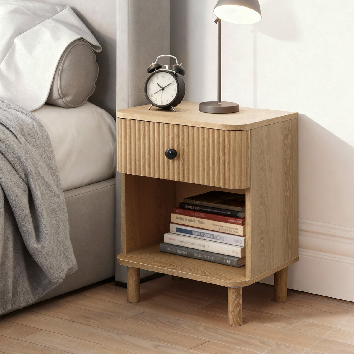 Nachttisch Holz mit Schublade, moderner Nachtschrank, Rillen-Design in Eichenoptik