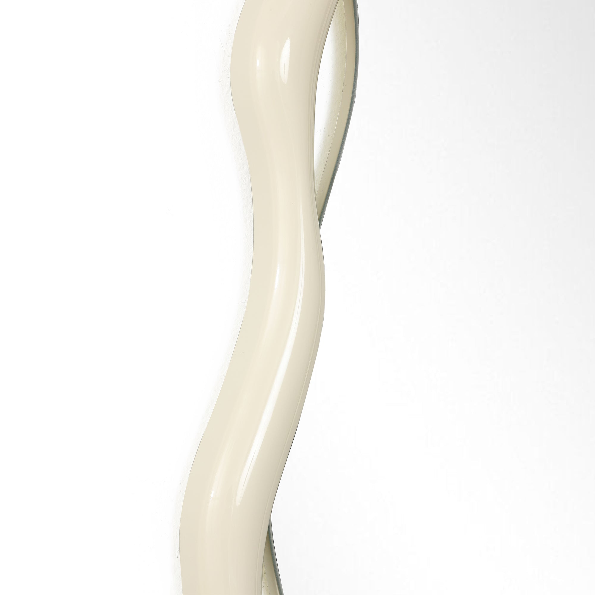 Moderner Deko-Spiegel mit Organic Design für Wohnraum