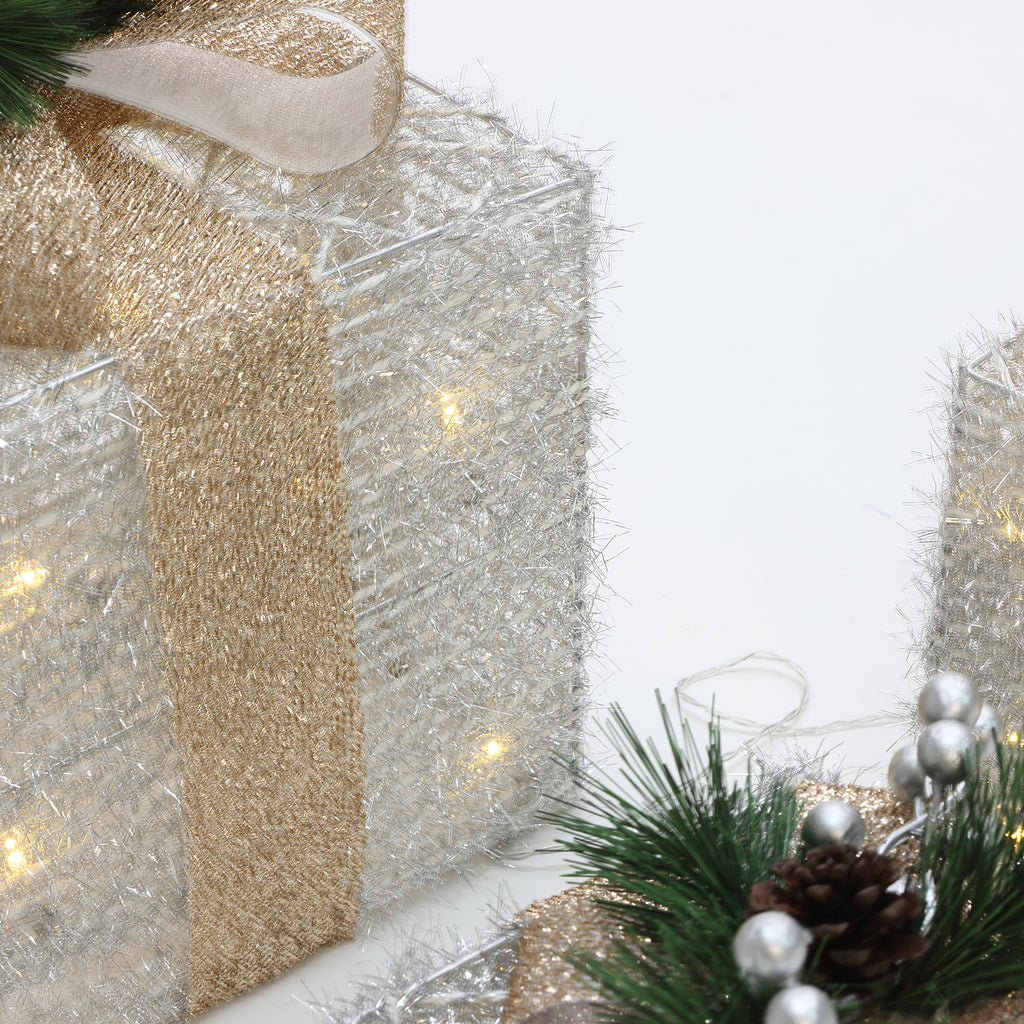 3er-Set LED-Geschenkboxen – Weihnachtsdeko in Silber mit goldenen Schleifen und Beeren