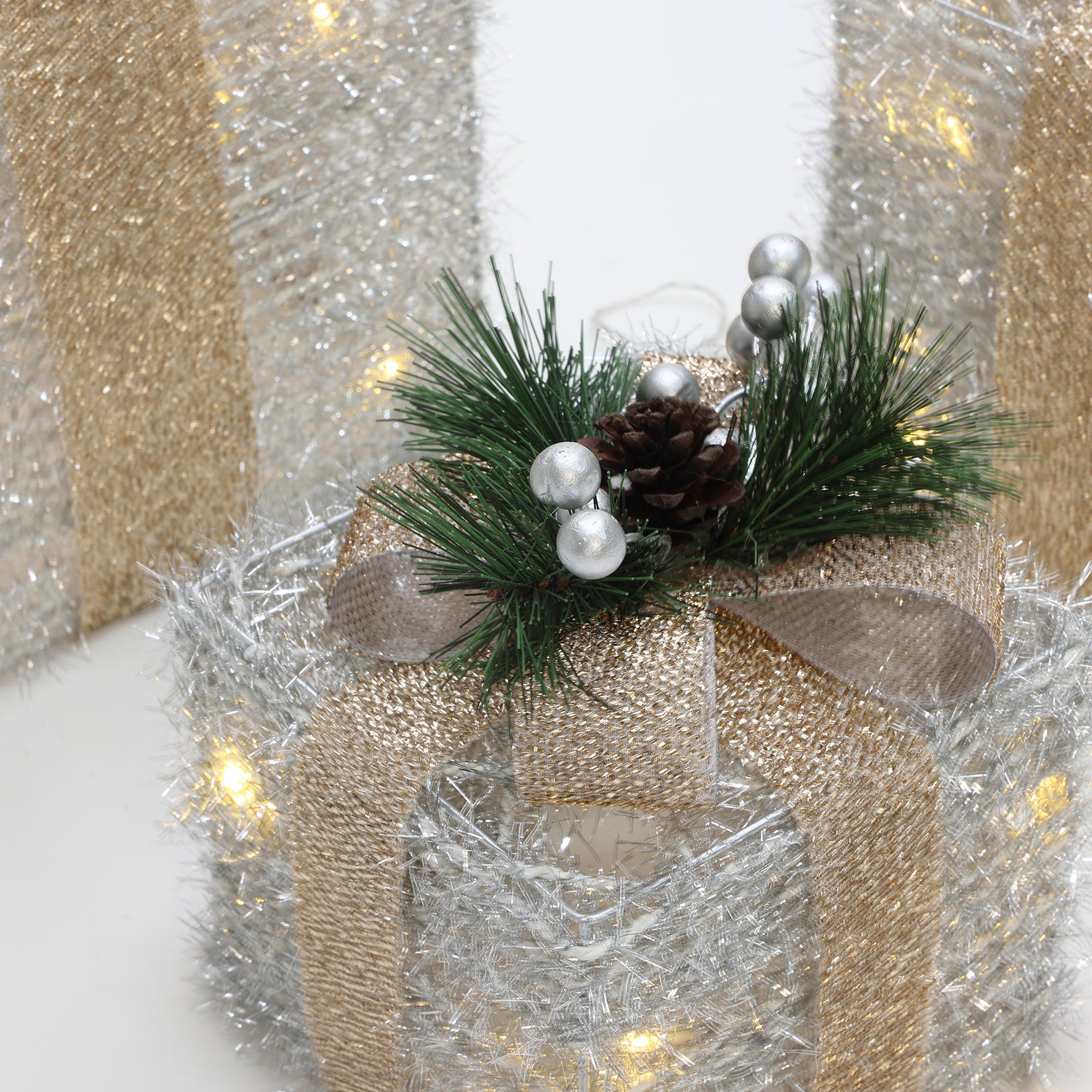 3er-Set LED-Geschenkboxen – Weihnachtsdeko in Silber mit goldenen Schleifen und Beeren