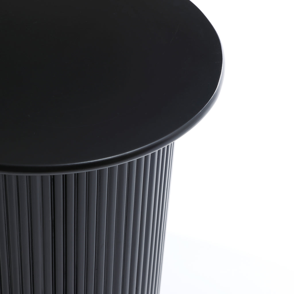 Runder Beistelltisch in Schwarz mit geriffeltem Sockel – 38 cm hoch