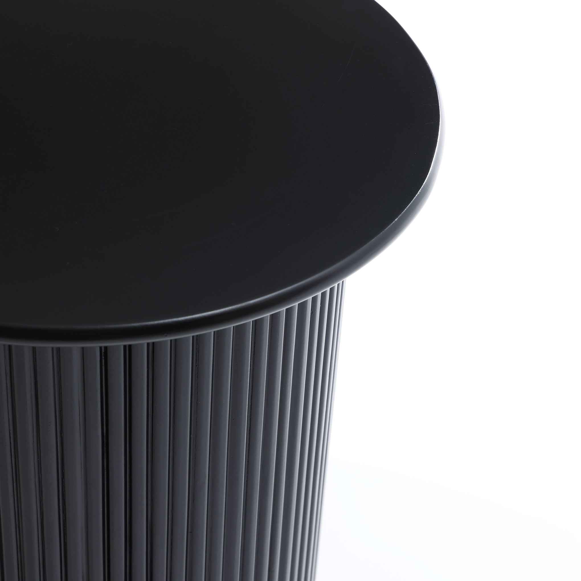 Runder Beistelltisch in Schwarz mit geriffeltem Sockel – 38 cm hoch