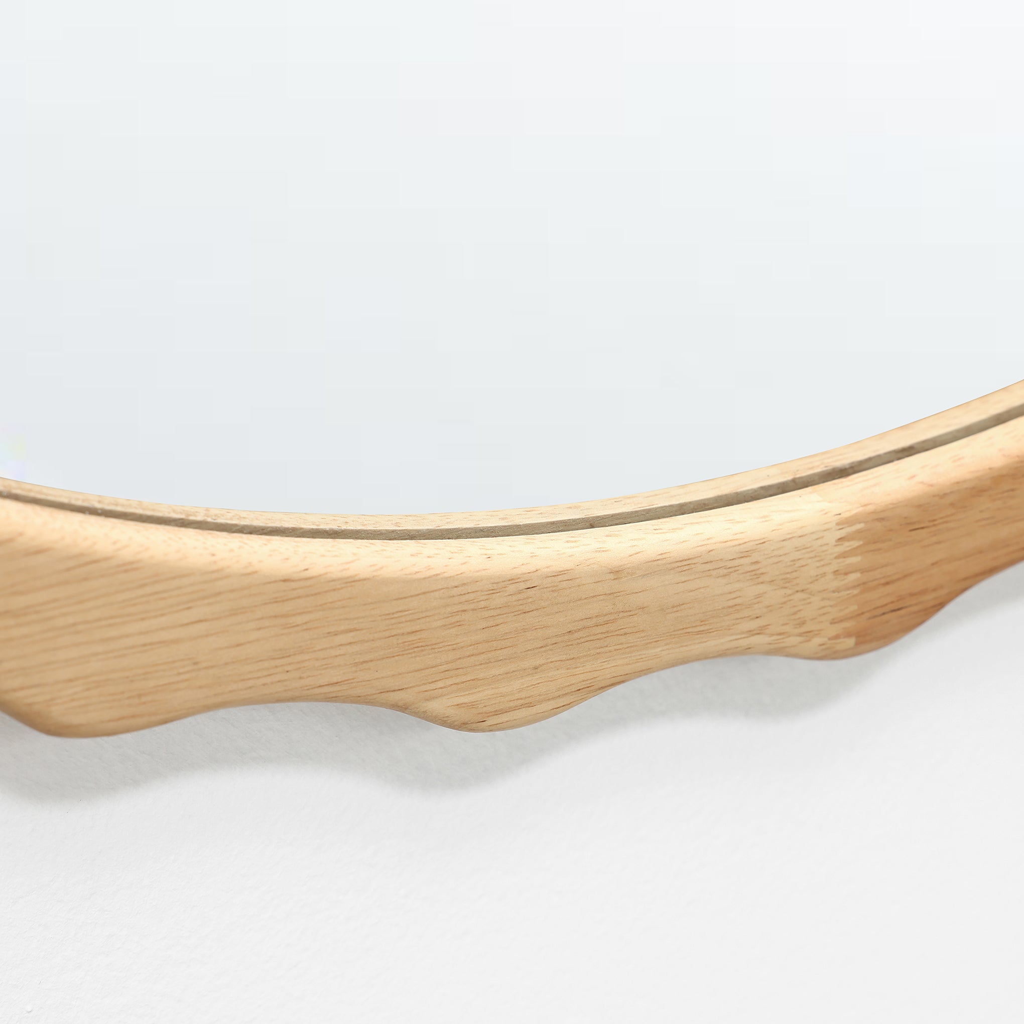 Runder Holz-Wandspiegel mit Wellenrand – Naturlicher Deko-Spiegel